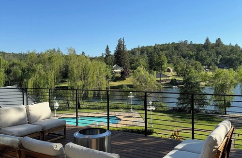 Auburn House | Lakefront Cottage at Lakewood