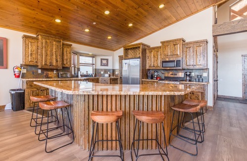 Patton Cabin | Lakefront Lodge by AvantStay | Direct Access to Big Bear Lake | Hot Tub + Views