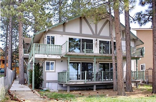 The Village Cabin | Lakefront Paradise Chalet with Beautiful Views and Easy Walk to the Village