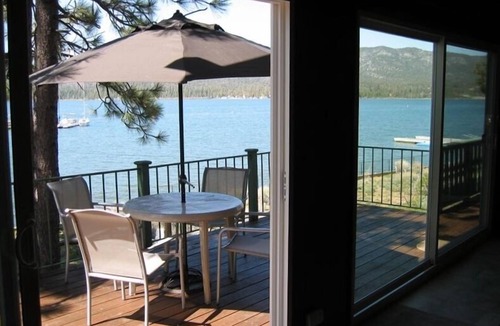 The Village Cabin | Lakefront Paradise Chalet with Beautiful Views and Easy Walk to the Village