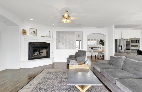 Victorville House | Lakefront Serenity Retreatnn