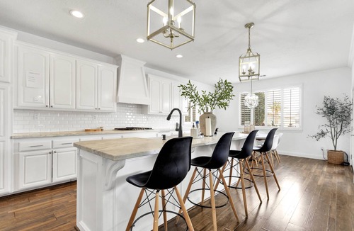 Victorville House | Lakefront Serenity Retreatnn
