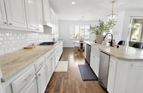 Victorville House | Lakefront Serenity Retreatnn