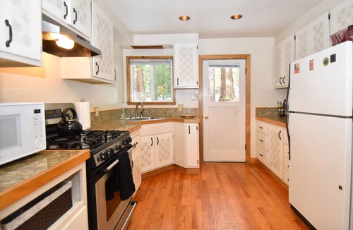 Glencoe House | LAKEMONT PINES INVITING CABIN - DOG FRIENDLY -