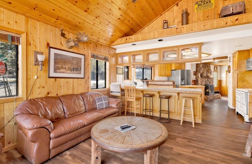 Big Bear Lake Cabin | Lakeshore Cabin at Big Bear Lake | Hot Tub | Pool Table | Boat Dock