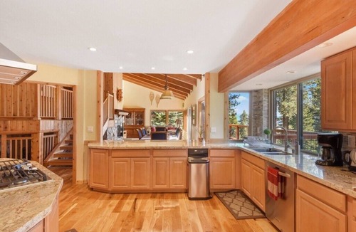 Kingswood Estates House | Lakeview, 4200sqft, SternPinball, EVcharger, fireplace, office+GameRm, Northstar