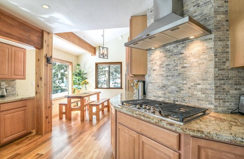 Kingswood Estates House | Lakeview, 4200sqft, SternPinball, EVcharger, fireplace, office+GameRm, Northstar
