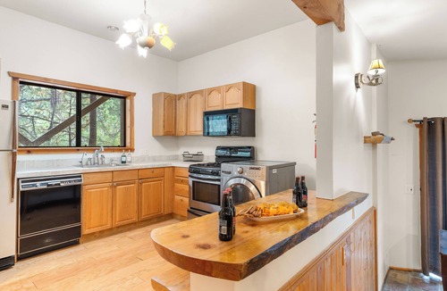 Boulder Bay Cabin | Lakeview Cabin w/Game Room & Deck Near Ski Slopes | Sleeps 20 | Waterview