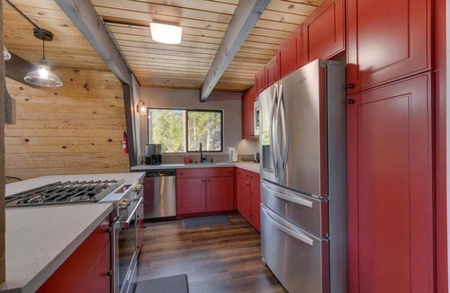 Lake Forest House | Lakeview Lodge in Dollar Point Tahoe City -HOT TUB - large home