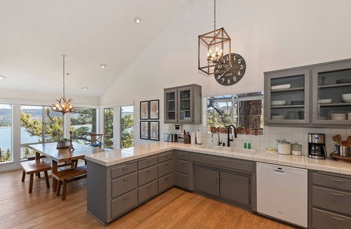 Fawnskin Cabin | Lakeview Villa: Amazing Panoramic Lake & Mountain Views! Pool Table!