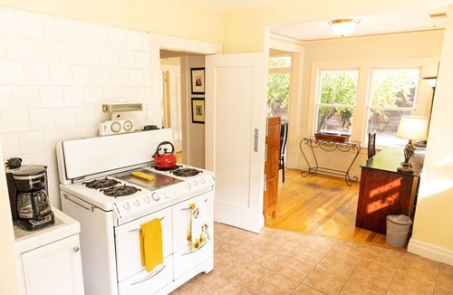 Larchmont House | Larchmont Village Bungalow-Private & Pet Friendly