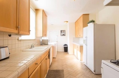 Larchmont House | Larchmont Village Hancock Park Hollywood 4 bedroom 3BA duplex Centrally located