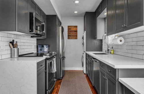 Greater Wilshire - Hancock Park Condo | Larchmont Village Modern Large Apt W/D and Pool