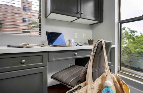 Greater Wilshire - Hancock Park Condo | Larchmont Village Modern Large Apt W/D and Pool
