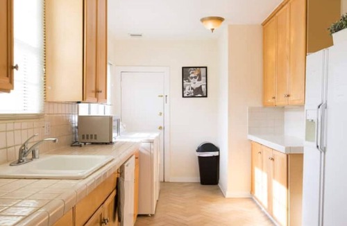Larchmont Bed & Breakfast | Larchmont Village stunning upper duplex lots of light 3bd 3ba personal Air units