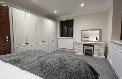 Cricklewood Apartment | Large 4 bedrooms home in London