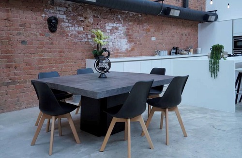 Leamington Spa Condo | Large 4000 sq ft Loft Style 4 Bedroom Apartment