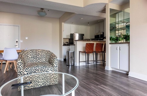 Miracle Mile Apartment | Large apt in Miracle Mile