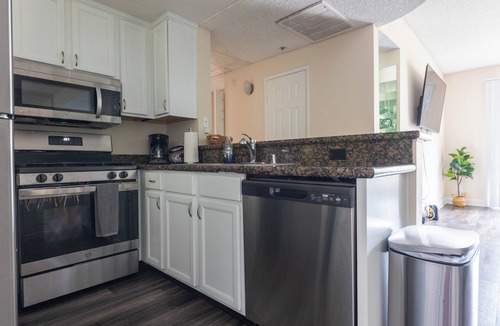 Miracle Mile Apartment | Large apt in Miracle Mile