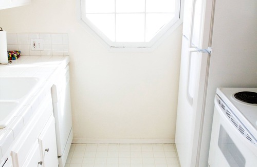 Wilshire Montana Apartment | Large, bright, and sunny apartment steps from beach