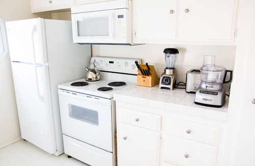 Wilshire Montana Apartment | Large, bright, and sunny apartment steps from beach