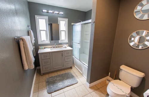 NoHo Arts District House | LARGE COMFORTABLE 5-BEDROOM HOME IN NORTH HOLLYWOOD (p6)