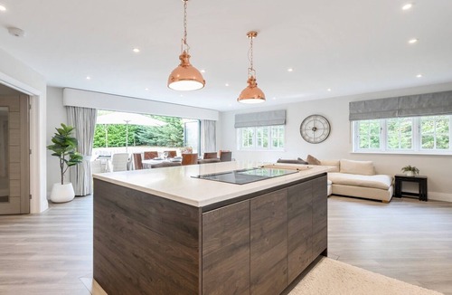 Fetcham House | Large Comfortable & Private Home in Fetcham - Pass the Keys