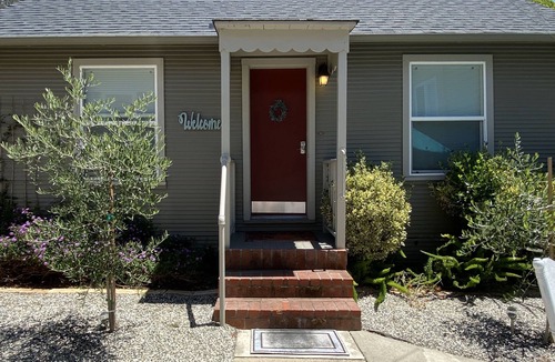 Gold Coast Cottage | Large Cottage Near SF, Beach, Airport w/Backyard