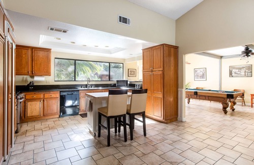 Lake Elsinore House | Large family Gathering? Have them all under one roof in this beautiful setting