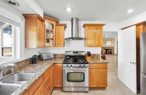 Fullerton House | Large Family Home - Only 20 mins from Disneyland