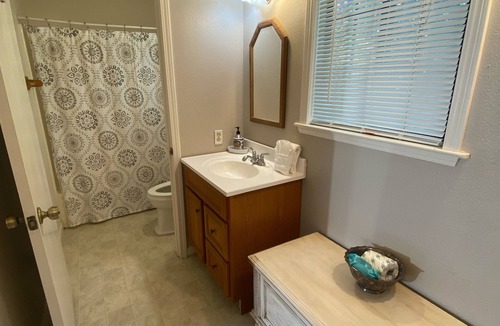 Chico Hostel | Large family suite sleeps 6!
