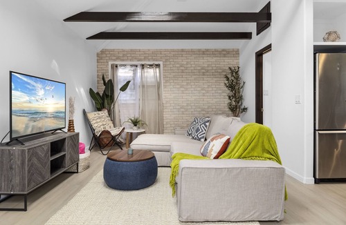 Westchester House | Large Hidden Private Backhouse LAX Vaulted Ceiling