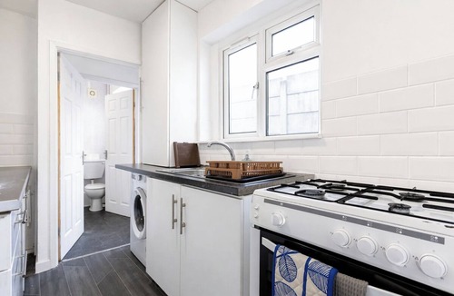 Wolverhampton House | Large House, Perfect for Contractors, Sleeps 8