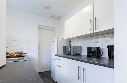 Wolverhampton House | Large House, Perfect for Contractors, Sleeps 8