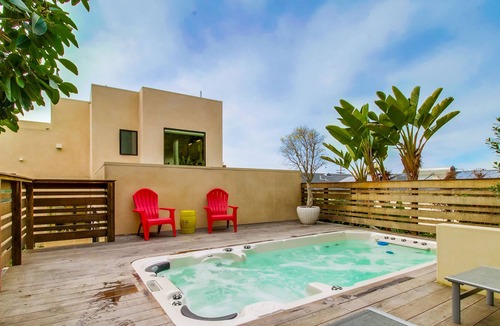 Sunset Cliffs House | Large & modern home close to the ocean w/private washer/dryer - 1 dog welcome
