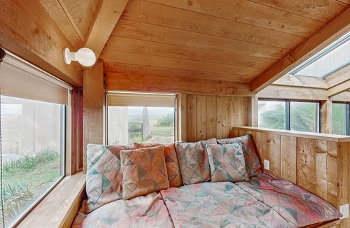 Sea Ranch House | Large oceanfront home with hot tub, shared pool, & large deck - dogs welcome