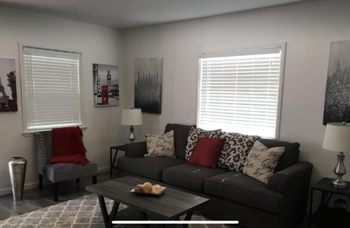 Sherman Oaks House | Large One Bedroom centrally located