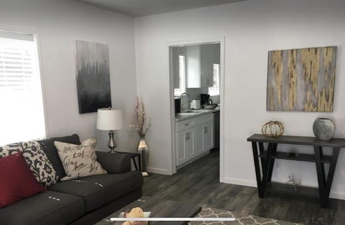 Sherman Oaks House | Large One Bedroom centrally located