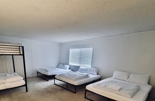 Ridgecrest House | Large Private Room [#3] - 7 Beds - Private Bathroom