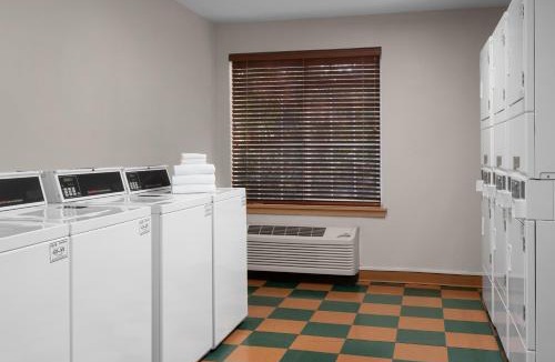 Snail Hotel | Larkspur Landing Extended Stay Suites Sunnyvale
