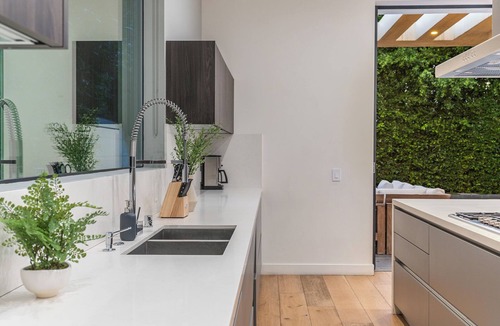 Melrose House | Laurel K Villa: Stylish 4-Bdr Escape w Pool & Spa