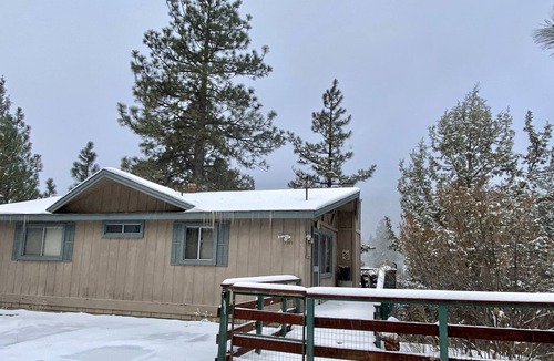 Whispering Forest House | Lazy Bear Lodge - 3BR/2BA/relaxing forest views/Smart TV/Wifi/Fenced Yard