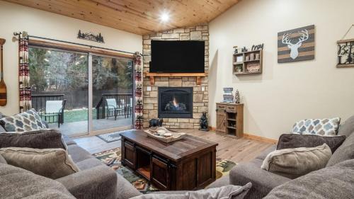Summit Estates House | Lazy Bear Lodge by AvantStay Pine Tree Paradise w Game Room