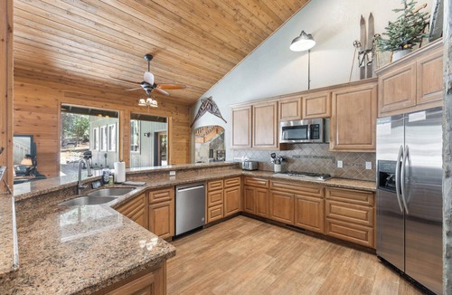 Granite Ridge Cabin | Lazy Bear Lodge- Rustic, Luxe retreat in Shaver!