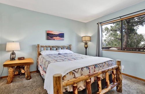 Big Bear City Cabin | Lazy Llama Lodge- Pool Table- Firepit- Essentials
