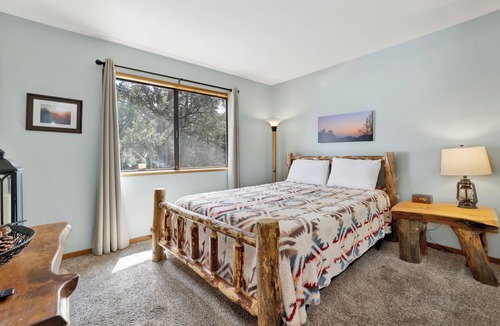 Big Bear City Cabin | Lazy Llama Lodge- Pool Table- Firepit- Essentials
