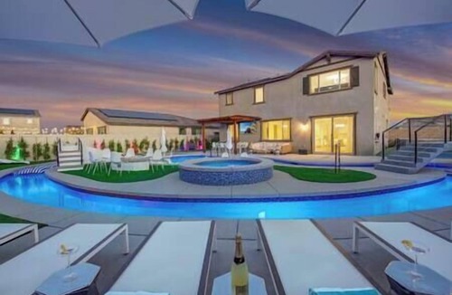 Coachella House | Lazy River, pickleball, g’room, fun in the desert!