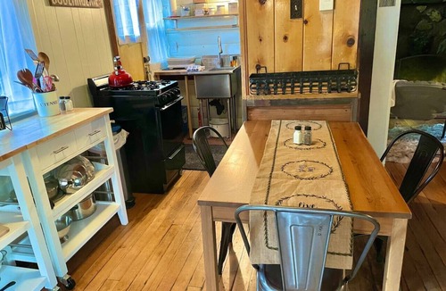 Wrightwood Cottage | LC · Fire pit/Fireplace/3 blks2Village/Pet-kid friendly