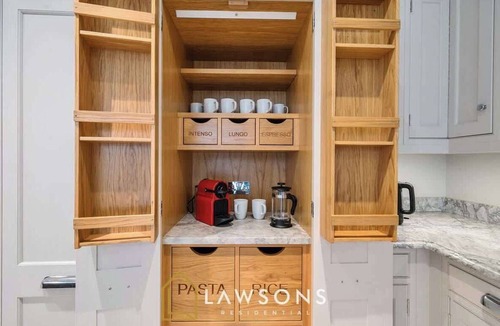 Windsor House | Legoland Basecamp | Perfect for Families | Sleeps 15