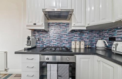 Braunstone House | Leicester Contractor Stay - Free Parking - Sleeps 8